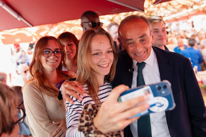 Selfie entre militantes lors d’un événement