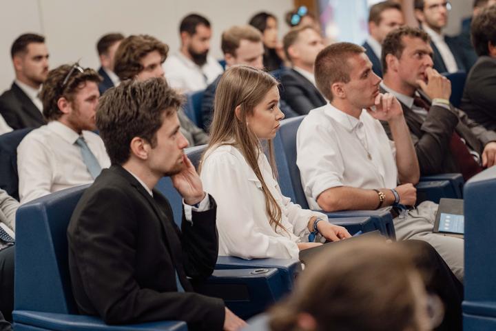 Jeunes militants lors d’une conférence