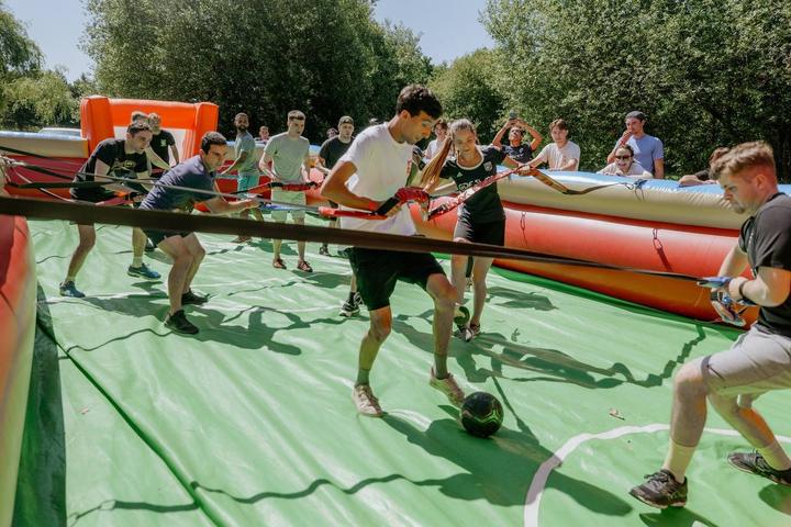 Baby-foot humain pendant un week-end