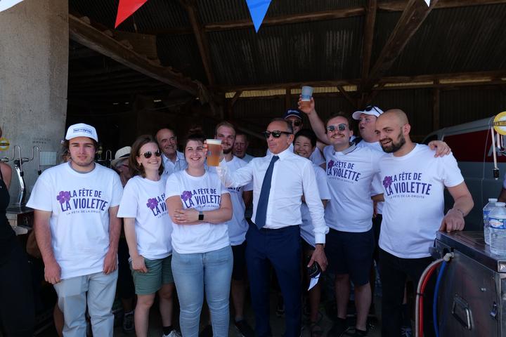 Bénévoles à la buvette de la Fête de la Violette