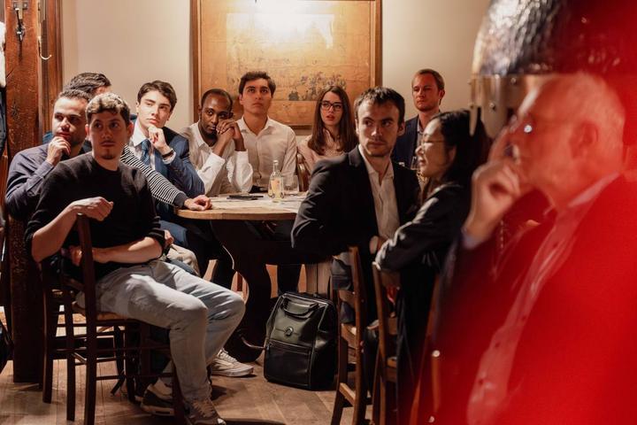 Conférence en petit comité