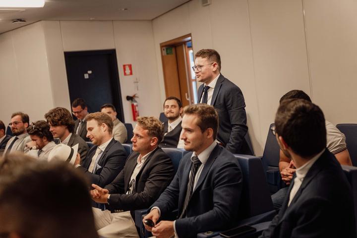 Débat lors d’une rencontre