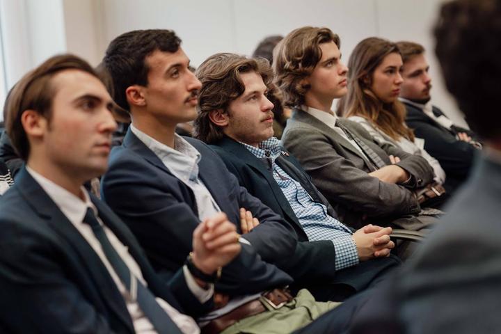 Jeunes militants à l’écoute