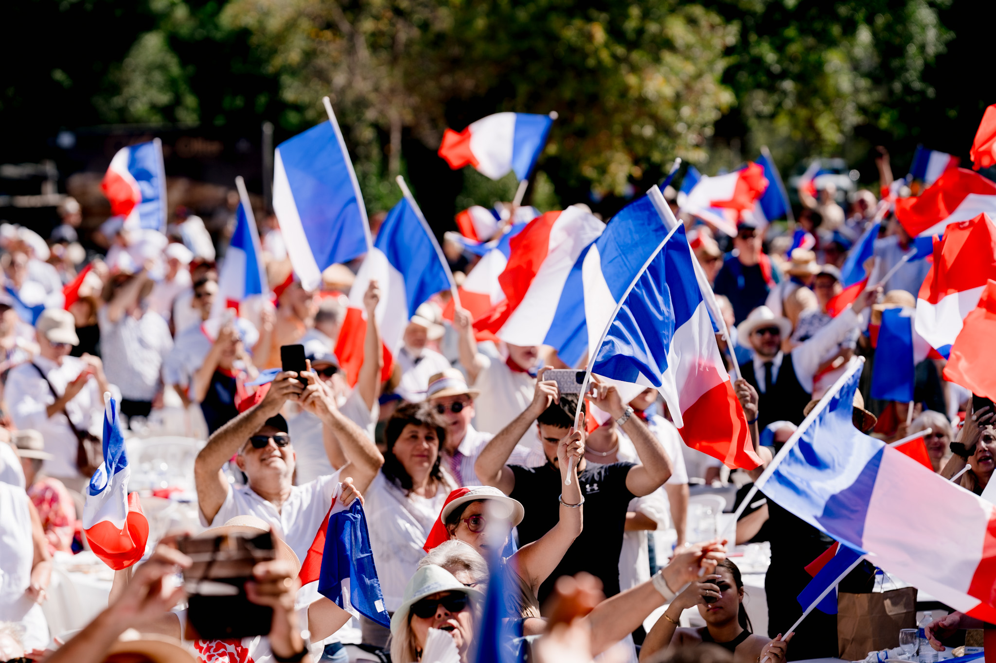 Foule de soutiens de Reconquête agitant des drapeaux français
