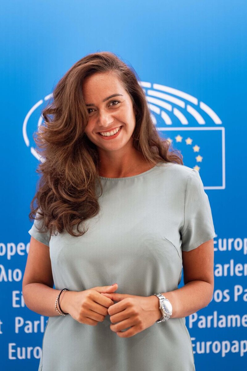 Sarah Knafo devant l’emblème du Parlement européen